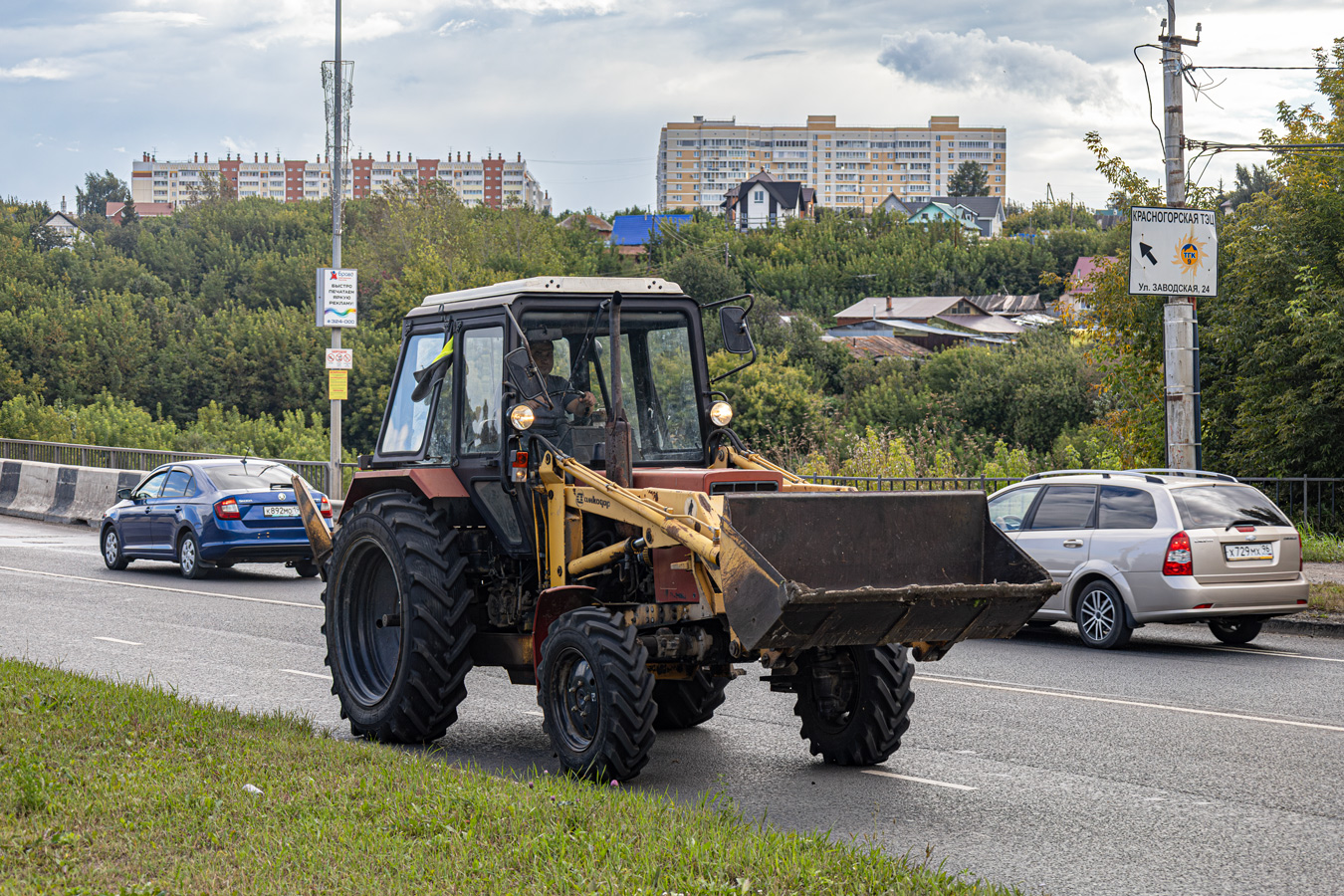 Свердловская область, № 6725 ЕА 66 — Беларус-82.1