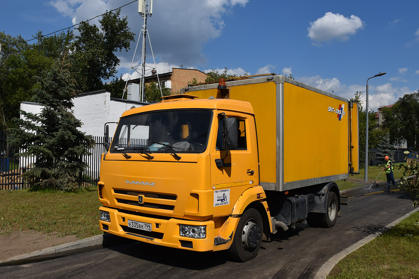 Москва, № Е 335 ВК 799 — КамАЗ-4308 (общая модель)
