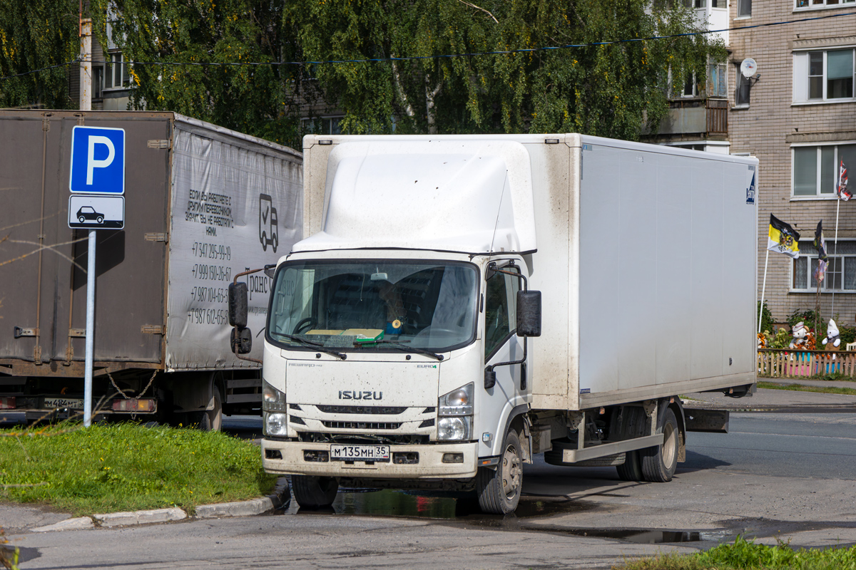 Вологодская область, № М 135 МН 35 — Isuzu NQR75 [Z7X]