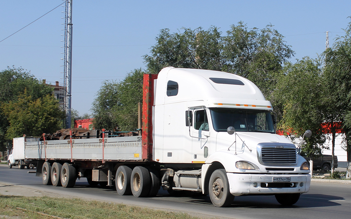 Оренбургская область, № Н 833 КУ 93 — Freightliner Columbia