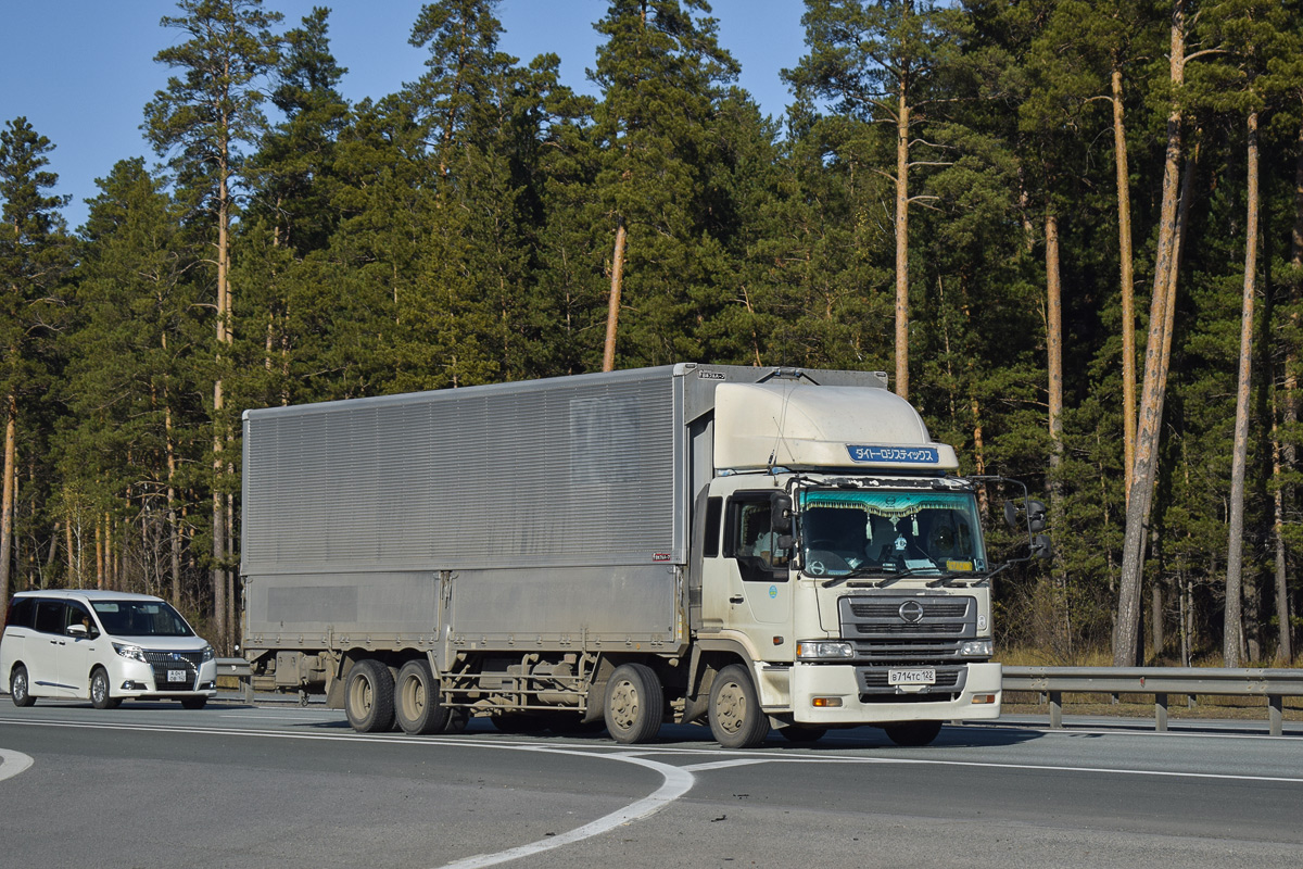 Алтайский край, № В 714 ТС 122 — Hino Profia