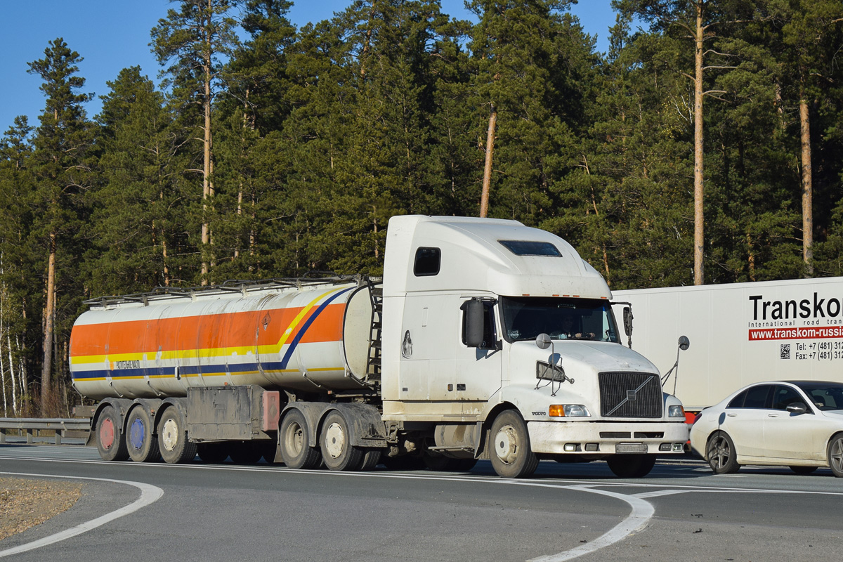 Алтайский край, № У 371 УТ 42 — Volvo VNL660